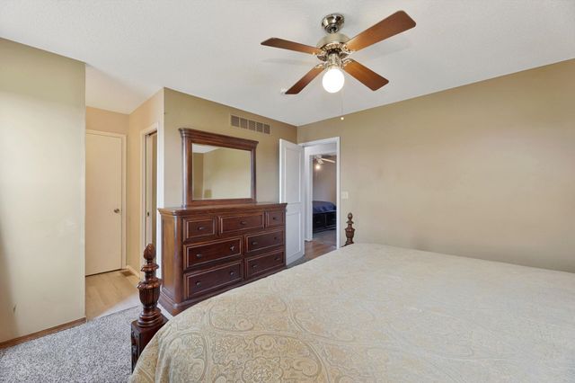 10211 E Countryside Cir, Wichita, KS 67207