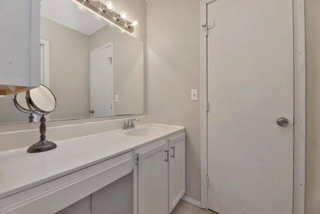 10211 E Countryside Cir, Wichita, KS 67207