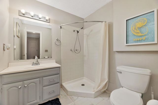 10211 E Countryside Cir, Wichita, KS 67207