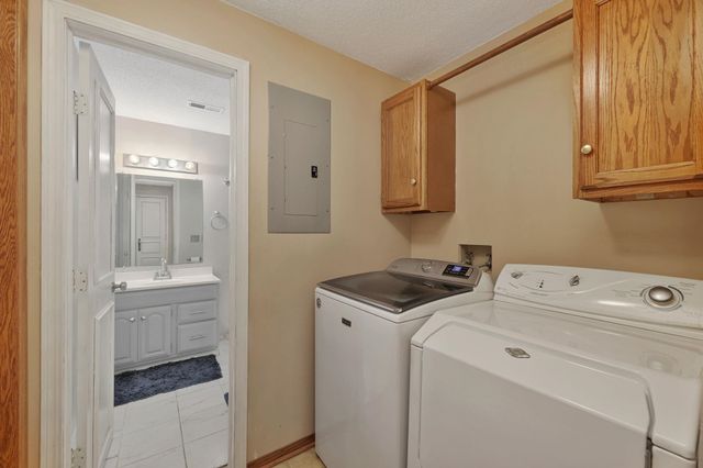 10211 E Countryside Cir, Wichita, KS 67207