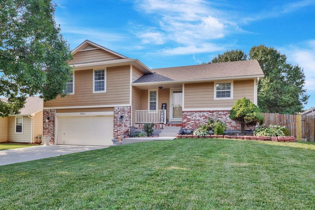 10211 E Countryside Cir, Wichita, KS 67207