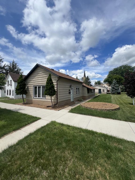 214 E Main Street, Belle Plaine, MN 56011 — exterior