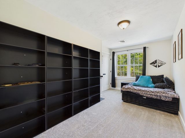 90 Howland Rd, Lakeville, MA 02347