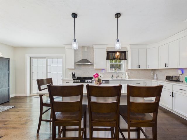 90 Howland Rd, Lakeville, MA 02347
