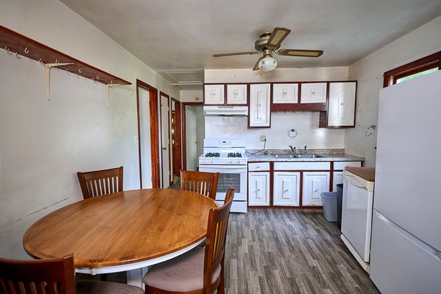 709 E 27th Street S, Newton, IA 50208