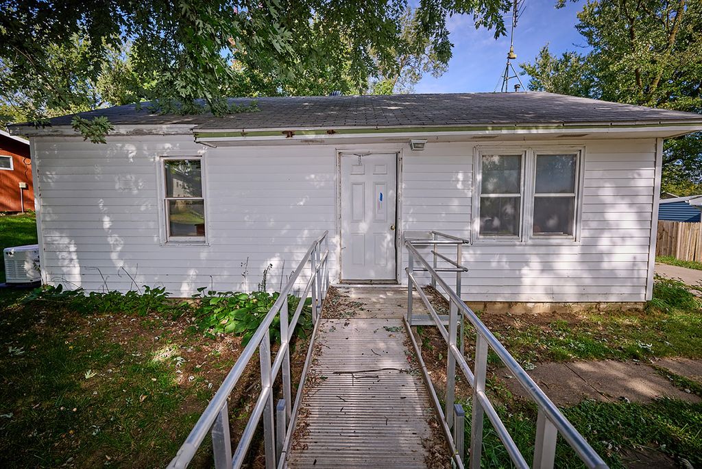 709 E 27th Street S, Newton, IA 50208