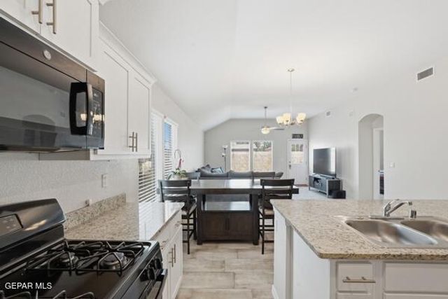 401 PLATEAU Drive, Socorro, TX 79927