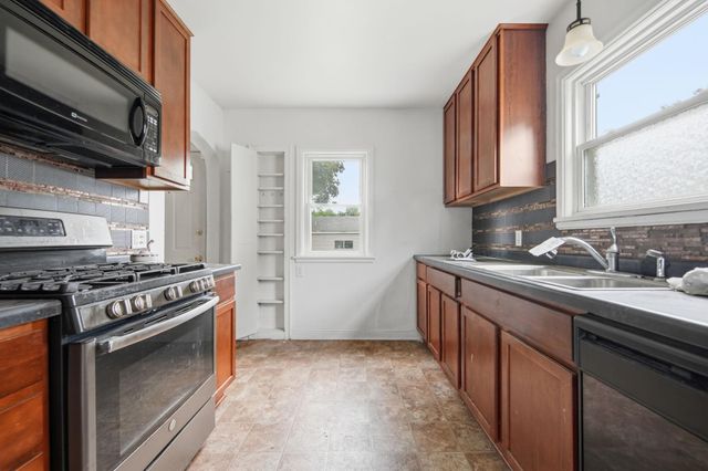 1828 Bush Avenue E, Saint Paul, MN 55119