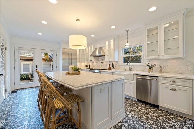 646 17TH AVE NE, St Petersburg, FL 33704