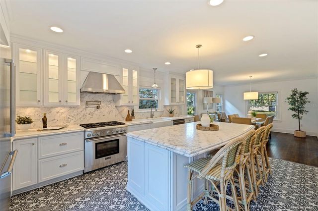 646 17TH AVE NE, St Petersburg, FL 33704