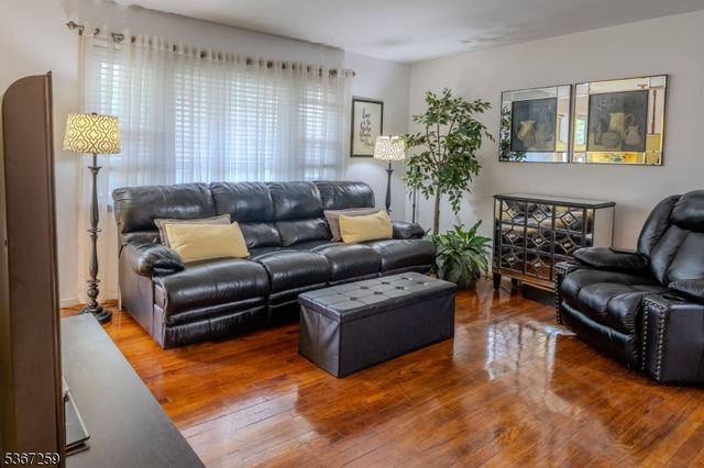 13 Independence Dr, Roselle Boro, NJ 07203