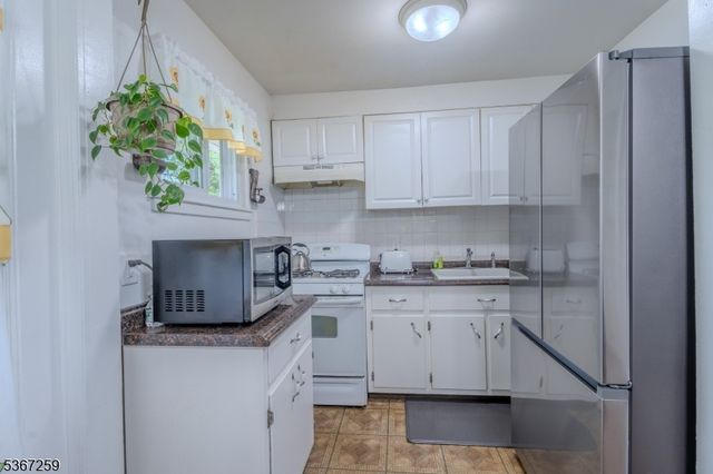 13 Independence Dr, Roselle Boro, NJ 07203