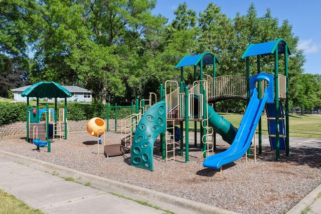 6800 68th Avenue N, Brooklyn Park, MN 55428