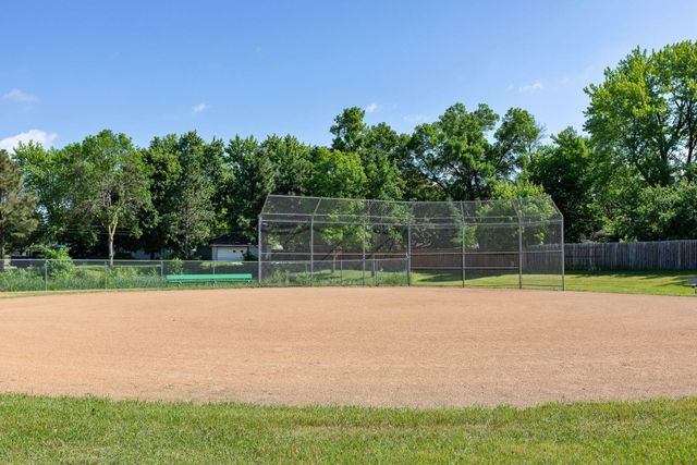 6800 68th Avenue N, Brooklyn Park, MN 55428