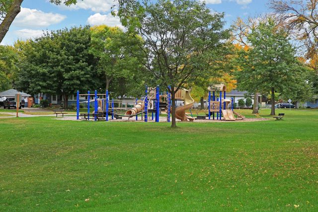 6800 68th Avenue N, Brooklyn Park, MN 55428