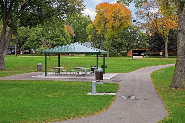 6800 68th Avenue N, Brooklyn Park, MN 55428