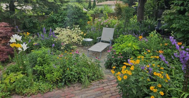 1819 W Holmes COURT, Milwaukee, WI 53221