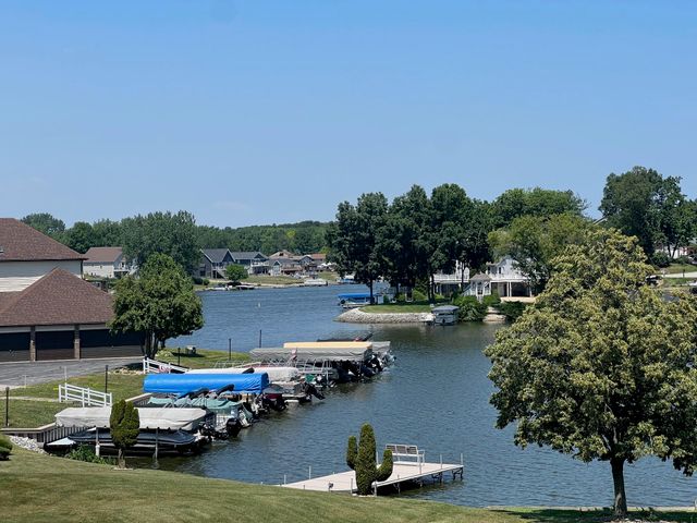 5065 Spinnaker Lane D, Crown Point, IN 46307