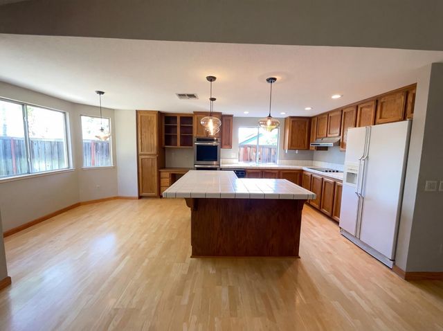 155 Bittercreek Dr, Folsom, CA 95630