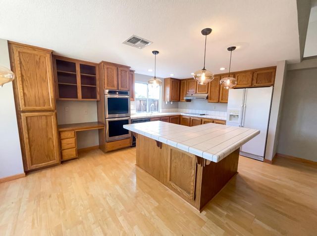 155 Bittercreek Dr, Folsom, CA 95630