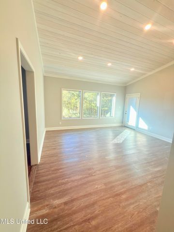 300 Deer Hollow Road, Grenada, MS 38901