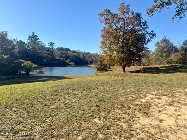 300 Deer Hollow Road, Grenada, MS 38901