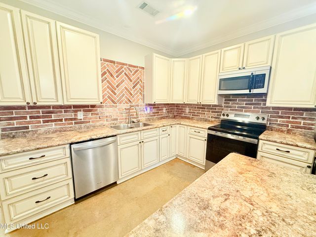 300 Deer Hollow Road, Grenada, MS 38901