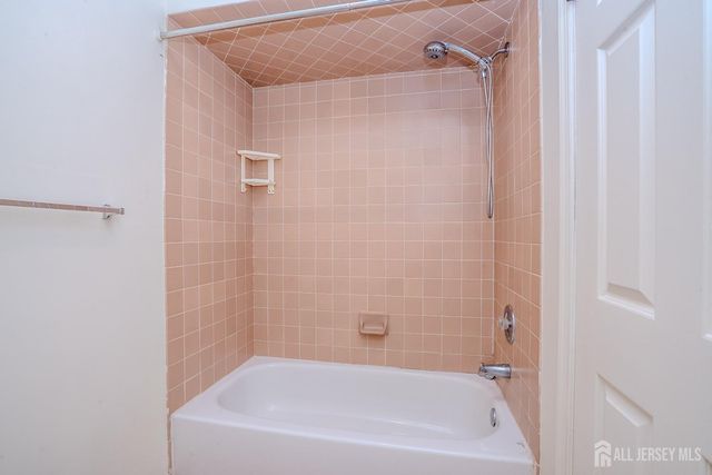 4 Chipwood Lane, North Brunswick, NJ 08902