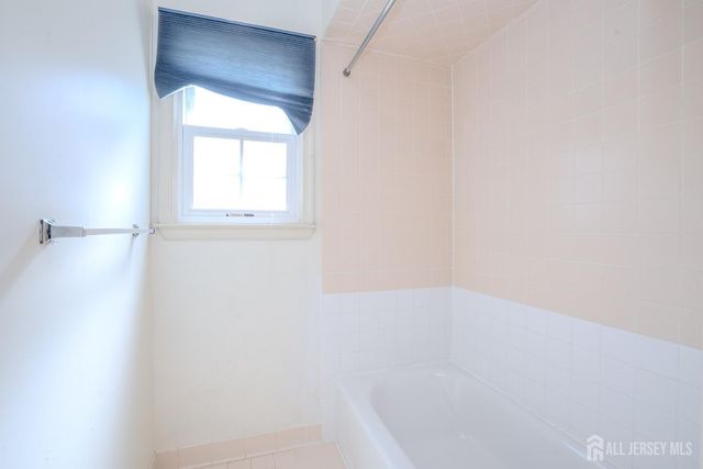 4 Chipwood Lane, North Brunswick, NJ 08902