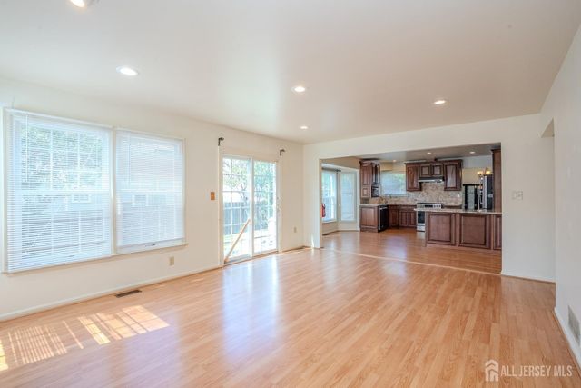 4 Chipwood Lane, North Brunswick, NJ 08902