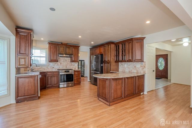 4 Chipwood Lane, North Brunswick, NJ 08902