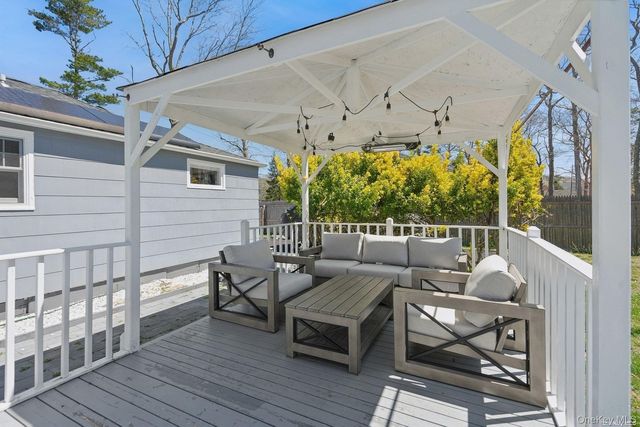 94 E Bay Avenue, Hampton Bays, NY 11946