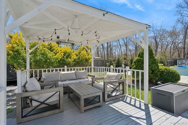 94 E Bay Avenue, Hampton Bays, NY 11946