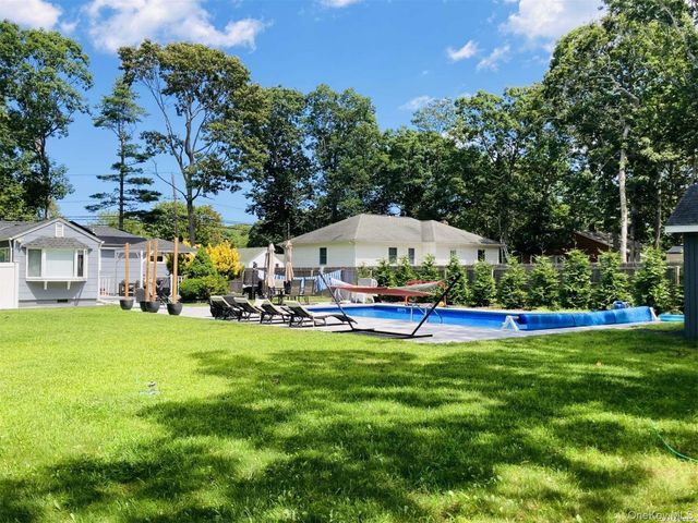 94 E Bay Avenue, Hampton Bays, NY 11946