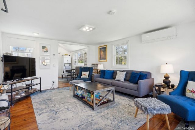 94 E Bay Avenue, Hampton Bays, NY 11946