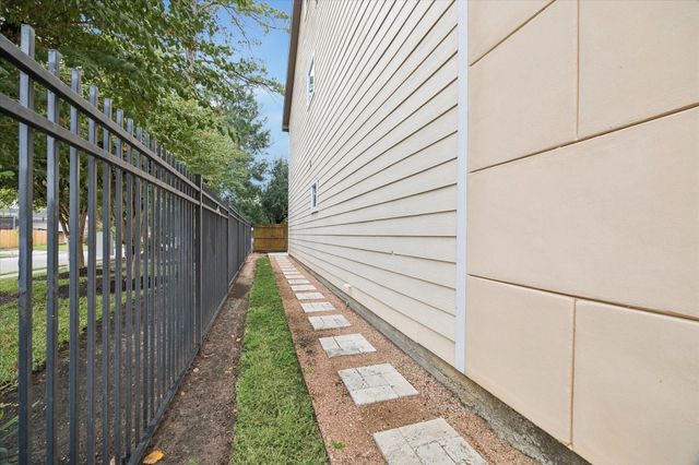 888 Fisher Street, Houston, TX 77018