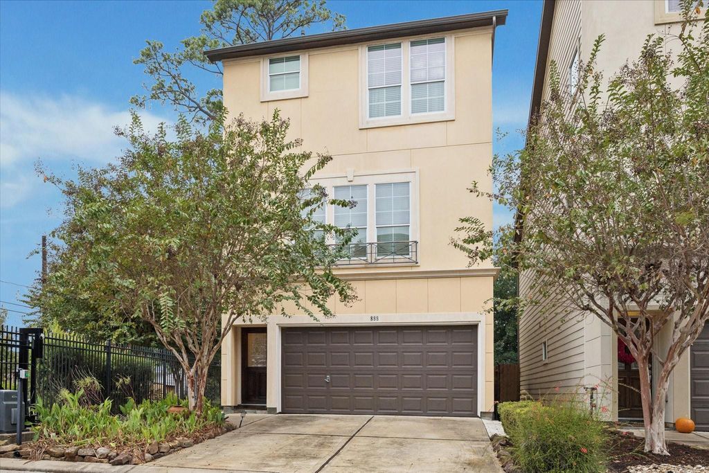 Image 1 of property listing at 888 Fisher Street, Houston, TX 77018