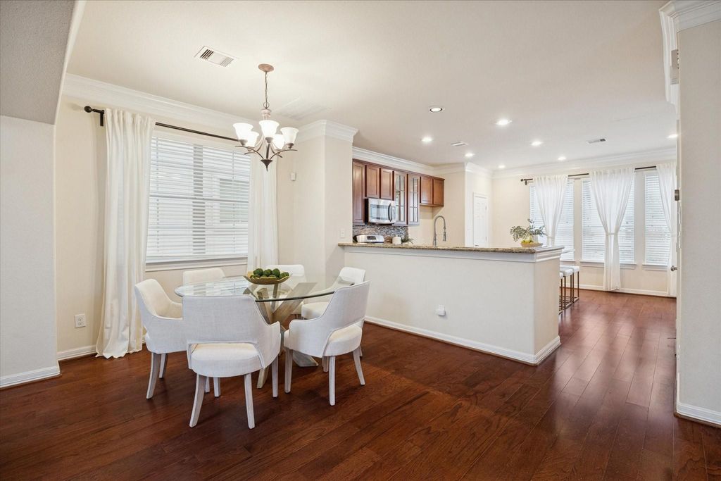 Image 11 of property listing at 888 Fisher Street, Houston, TX 77018