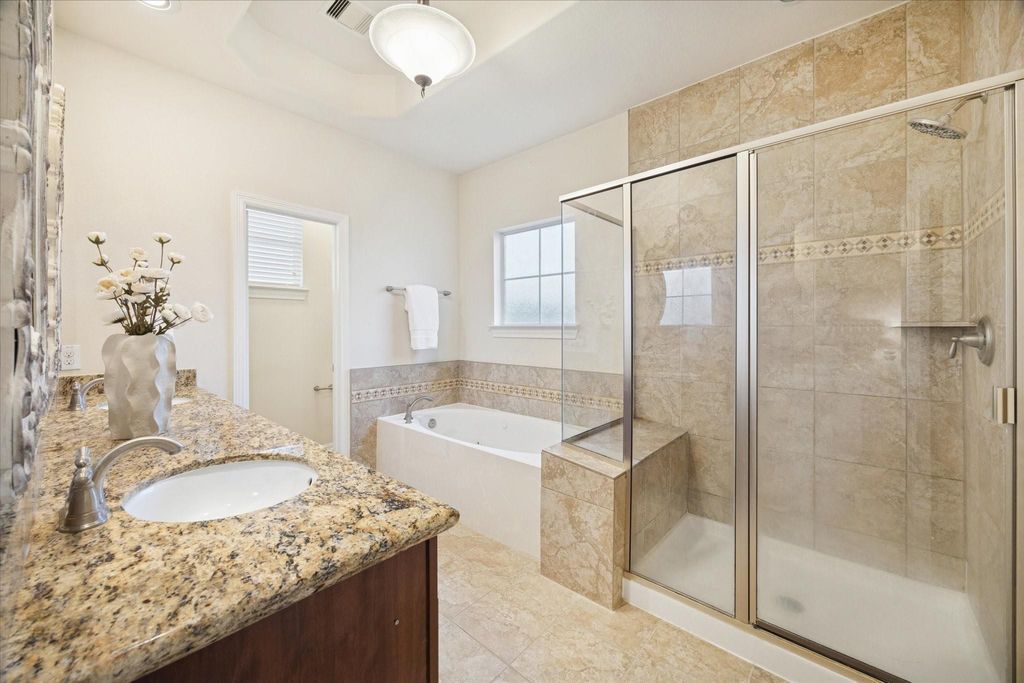 Image 16 of property listing at 888 Fisher Street, Houston, TX 77018