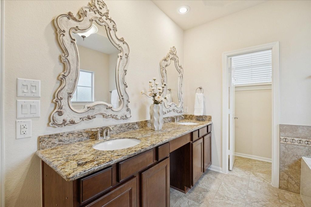 Image 17 of property listing at 888 Fisher Street, Houston, TX 77018