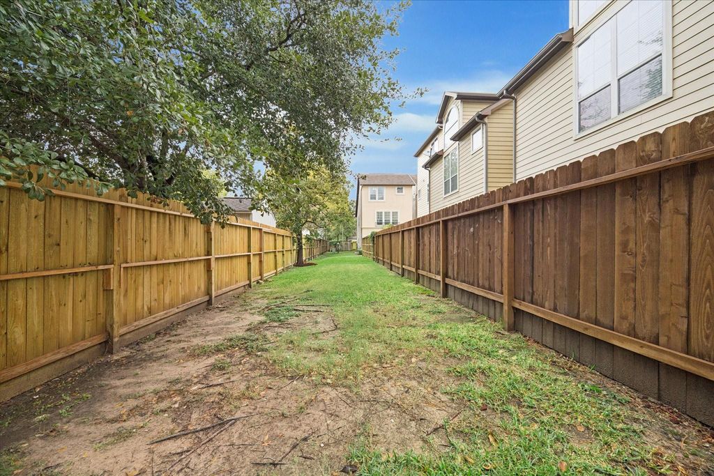 Image 27 of property listing at 888 Fisher Street, Houston, TX 77018