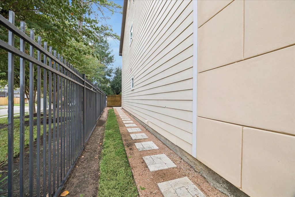 Image 28 of property listing at 888 Fisher Street, Houston, TX 77018