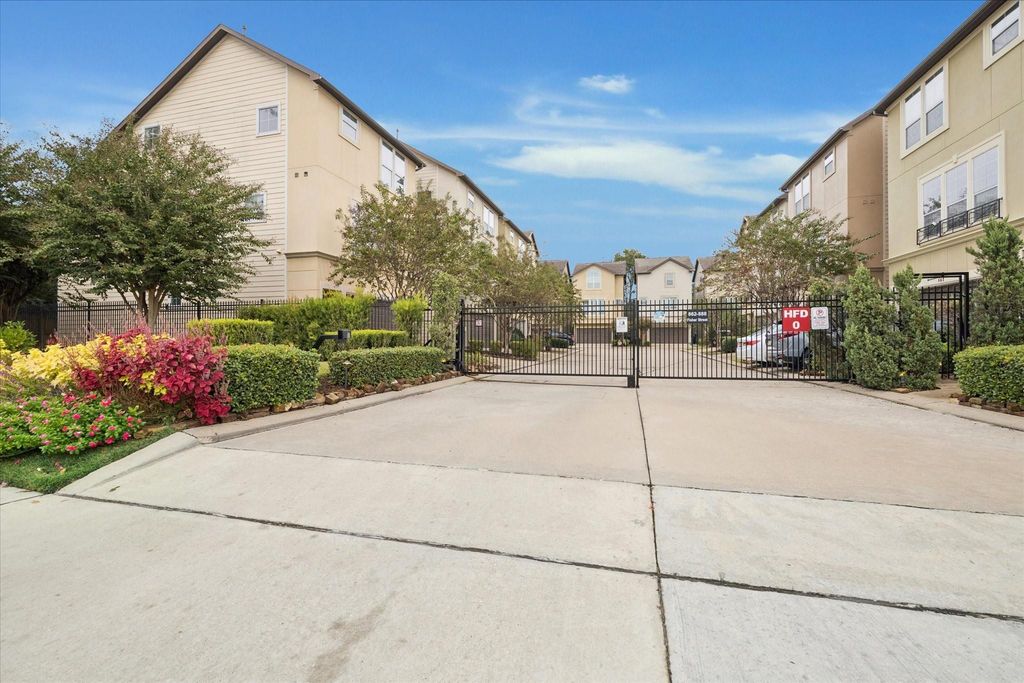 Image 29 of property listing at 888 Fisher Street, Houston, TX 77018