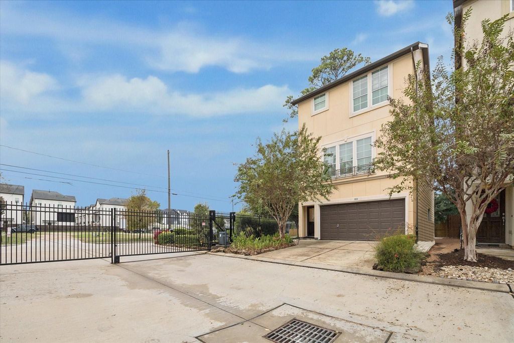Image 31 of property listing at 888 Fisher Street, Houston, TX 77018