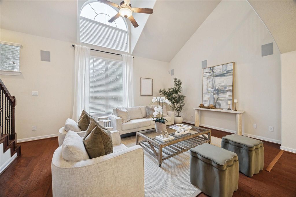 Image 4 of property listing at 888 Fisher Street, Houston, TX 77018