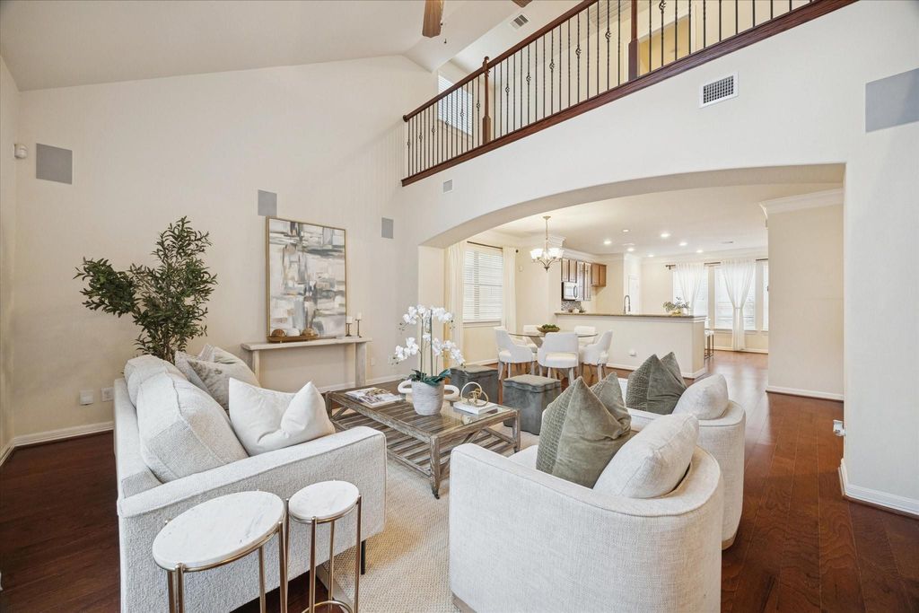 Image 5 of property listing at 888 Fisher Street, Houston, TX 77018