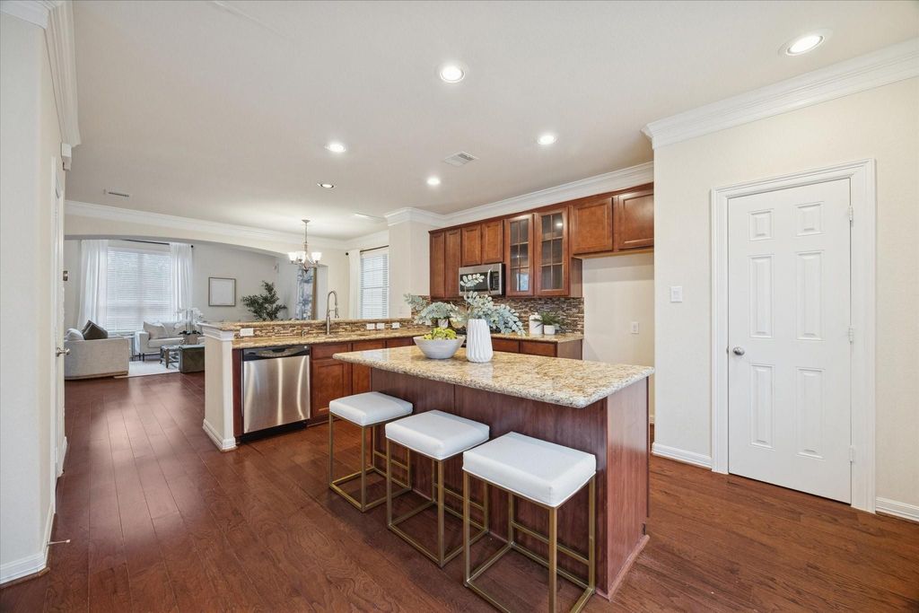 Image 8 of property listing at 888 Fisher Street, Houston, TX 77018