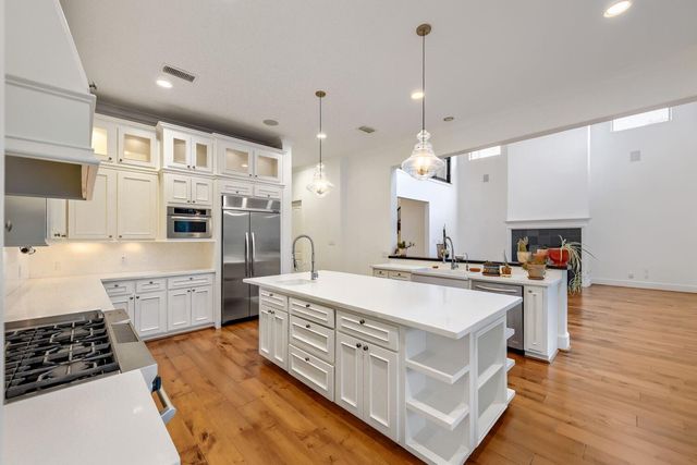 27 Johnathan Landing Court, The Woodlands, TX 77389