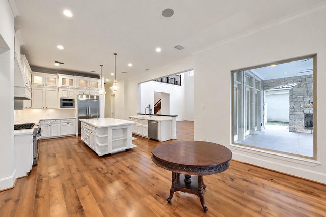 27 Johnathan Landing Court, The Woodlands, TX 77389