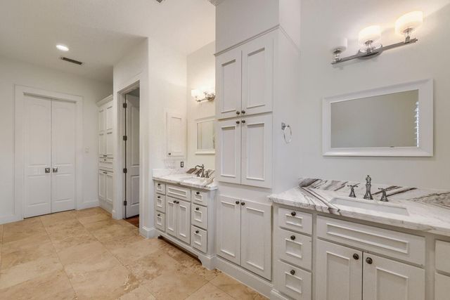 27 Johnathan Landing Court, The Woodlands, TX 77389